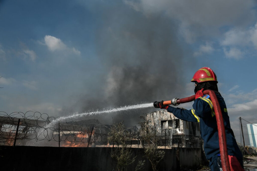 Φωτιά τώρα στον Ασπρόπυργο – Σε εταιρεία ανακύκλωσης η πυρκαγιά