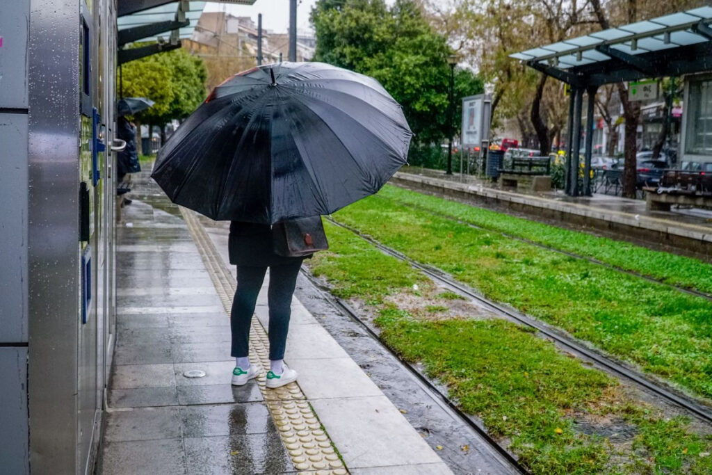 Kαιρός: Συνεχίζονται και σήμερα οι λασποβροχές – Πού θα πέσουν χιόνια