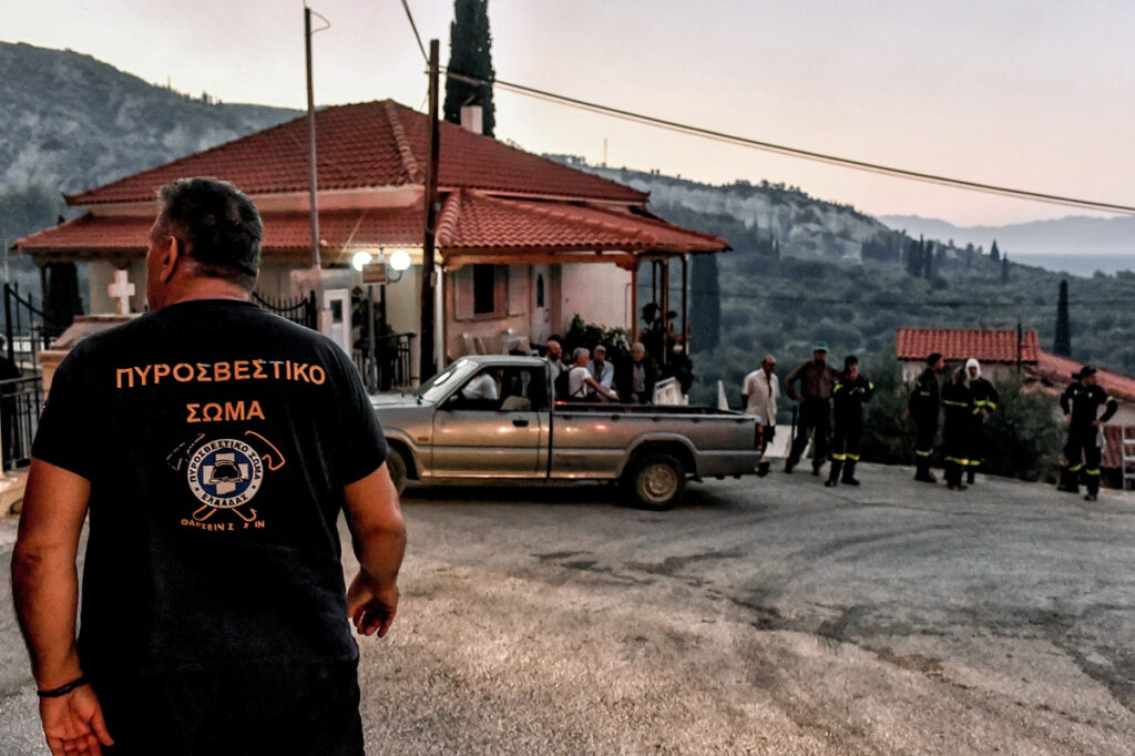 Συναγερμός στην Κορινθία για τη φωτιά: Εκκένωση 12 οικισμών – Συνεχείς αναζωπυρώσεις