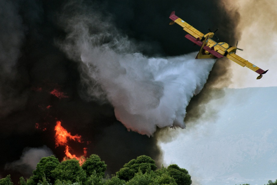 Φωτιά στην Ηλεία: Εγκλωβισμένοι στο χωριό Κλαδέος – Καίγονται σπίτια στις Πεύκες