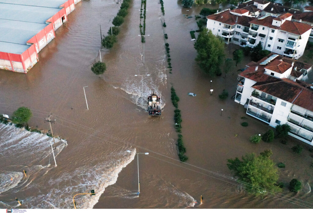 Η Θεσσαλία μετρά τις πληγές της – 17 συγκλονιστικές φωτογραφίες από τη ζωή μέσα στις λάσπες