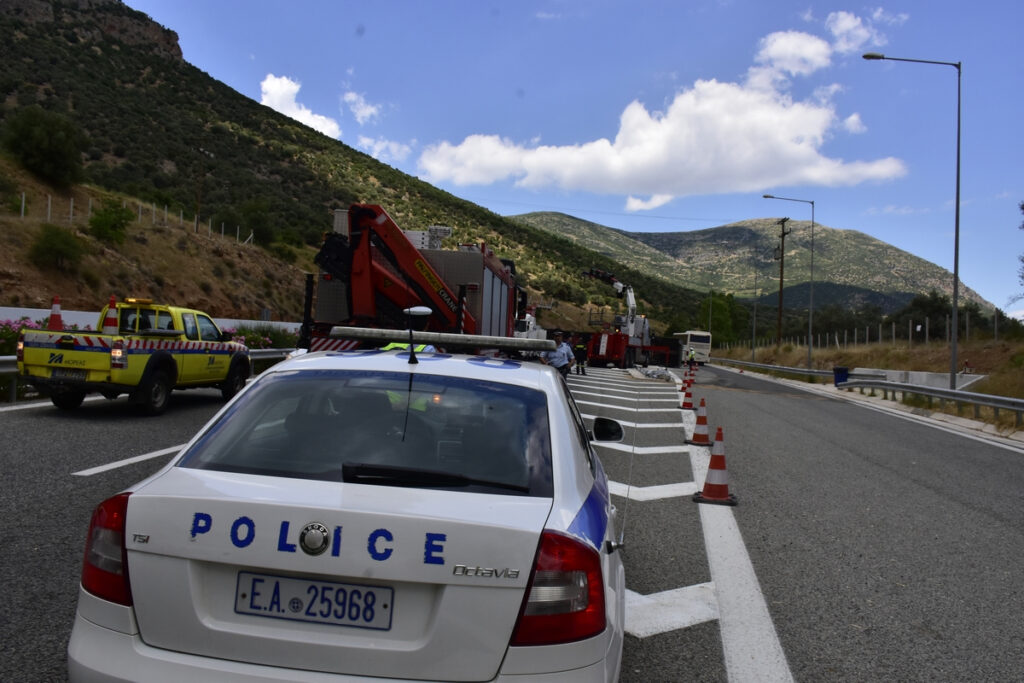 Αθηνών – Λαμίας: Ανετράπη νταλίκα, τραυματίστηκε ο οδηγός