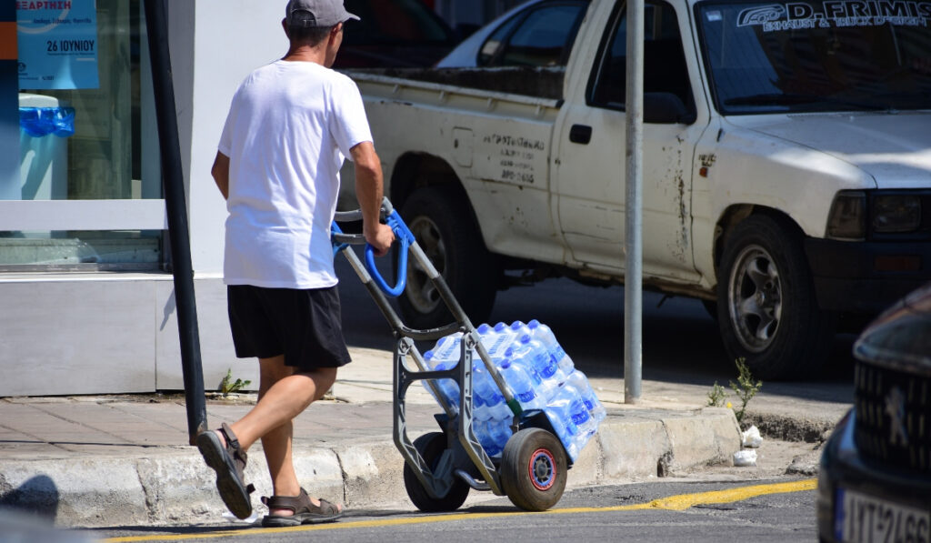 Πλαφόν στο εμφιαλωμένο νερό στη Θεσσαλία – Οι τιμές και τα πρόστιμα στους παραβάτες