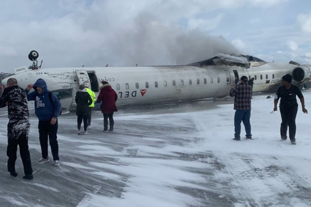 Τορόντο: Αεροπλάνο της Delta Airlines συνετρίβη και «τούμπαρε» κατά την προσγείωση – Δείτε βίντεο