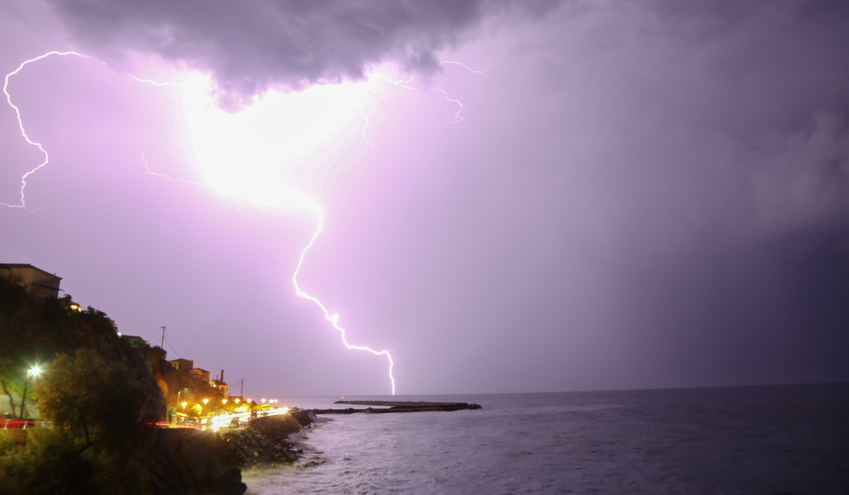 Παραλία ή μέσα στη θάλασσα; – Πού είναι τελικά πιο εύκολο να σε χτυπήσει κεραυνός