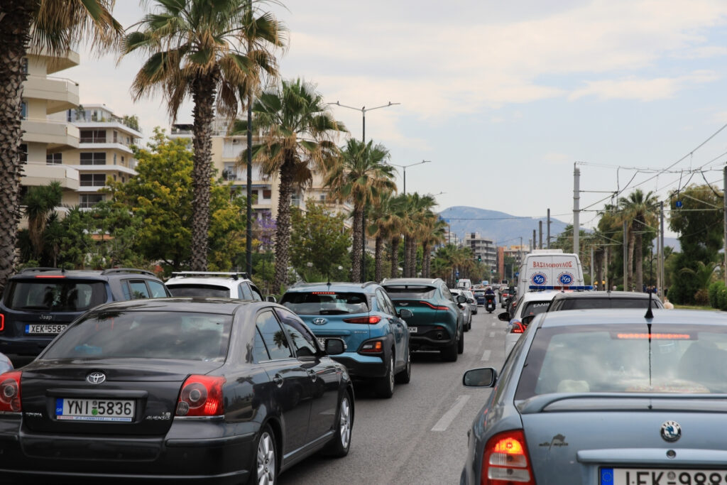 Κυκλοφοριακό κομφούζιο από τροχαίο στην παραλιακή στο ύψος της Αλίμου