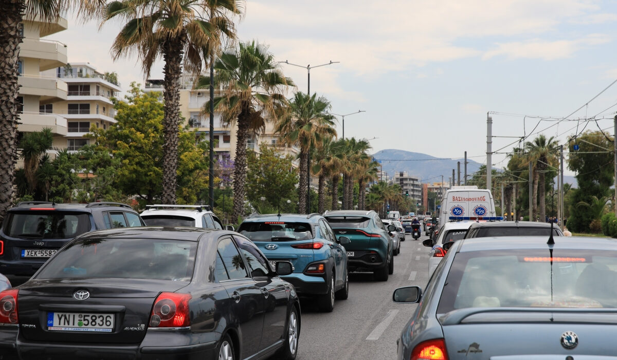 Κυκλοφοριακό κομφούζιο από τροχαίο στην παραλιακή στο ύψος της Αλίμου