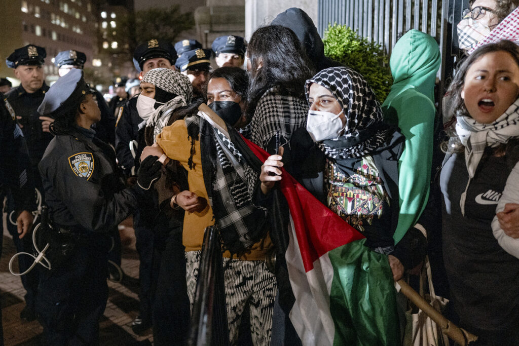 «Ντροπή» – Πρόταση μομφής από τους καθηγητές κατά του προέδρου του Κολούμπια για την σκληρή καταστολή