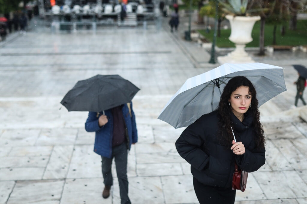 Καιρός: Συνεχίζονται οι βροχές και οι καταιγίδες σήμερα – Πέφτει η θερμοκρασία