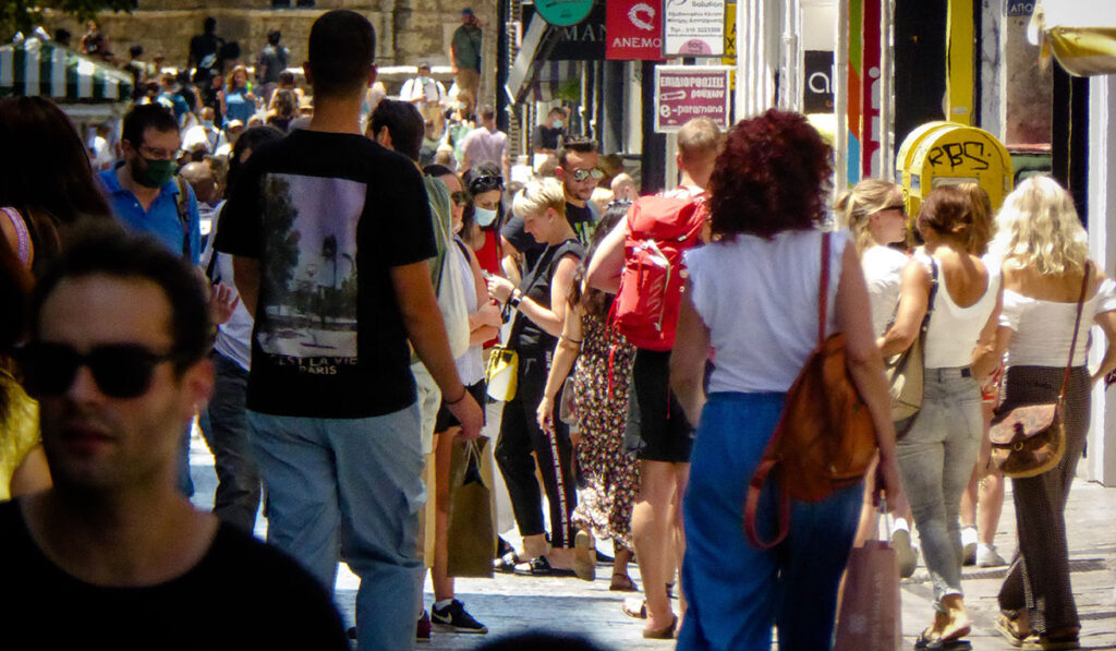 Η Αθηνά Λινού προτείνει επαναφορά μάσκας, αποφυγή κλειστών χώρων και τηλεργασία