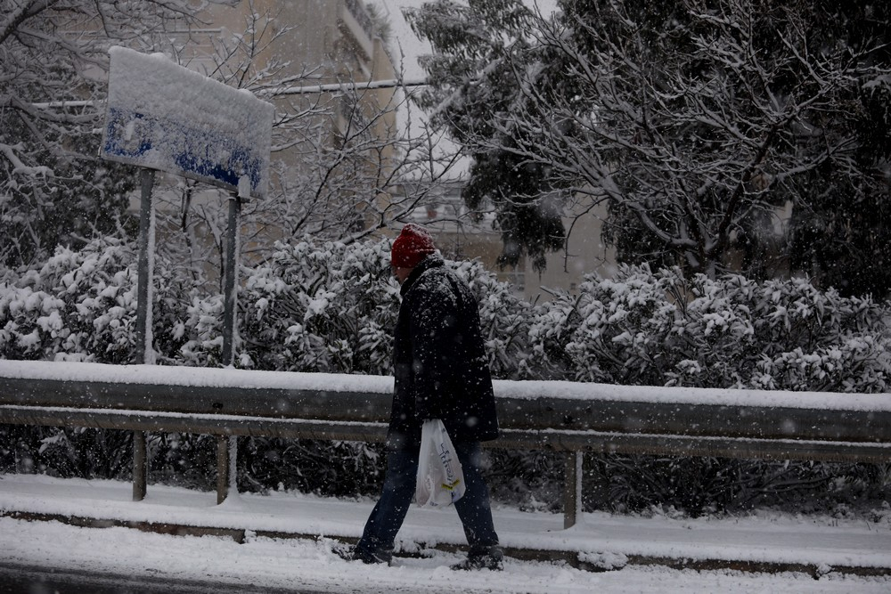 Τα χιόνια παρέλυσαν Αττική και Αθηνών – Λαμίας παρά τις προειδοποιήσεις των μετεωρολόγων