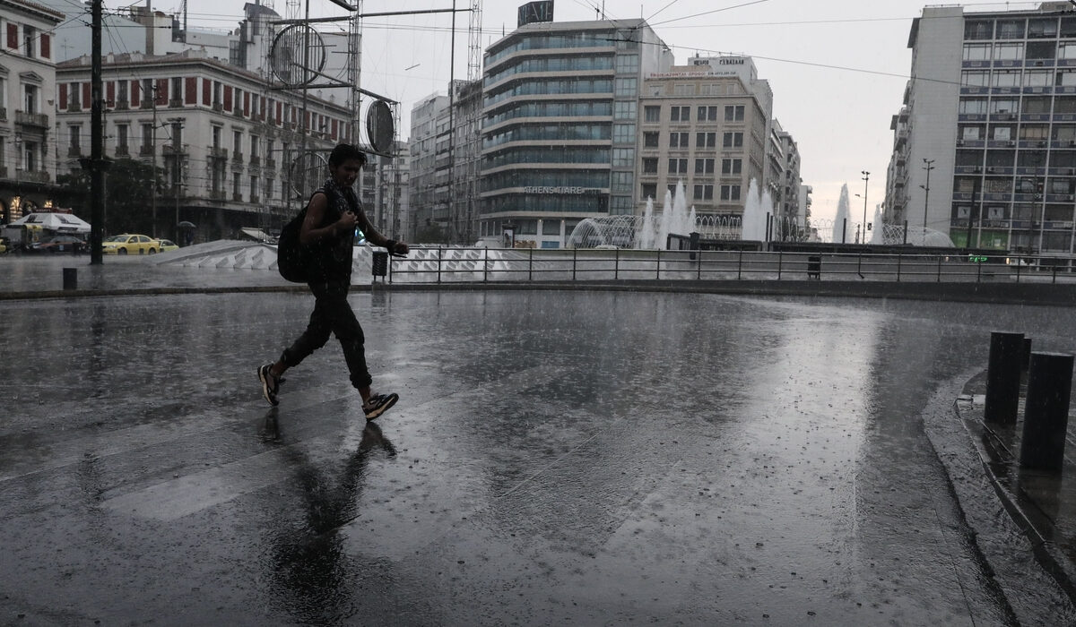 Αρχίζουν σε λίγο ισχυρές καταιγίδες: Νέα πρόγνωση της ΕΜΥ για μπουρίνια – Live η κακοκαιρία