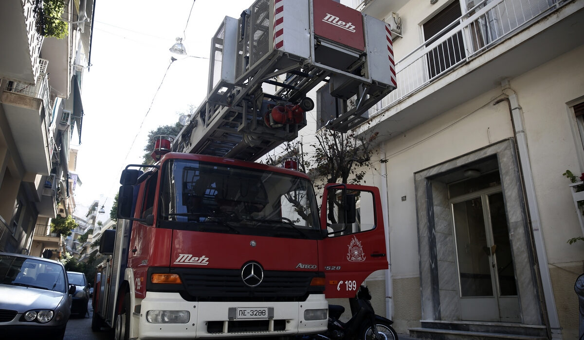 Φωτιά σε διαμέρισμα στην Πλατεία Βάθη και επιχείρηση απεγκλωβισμού