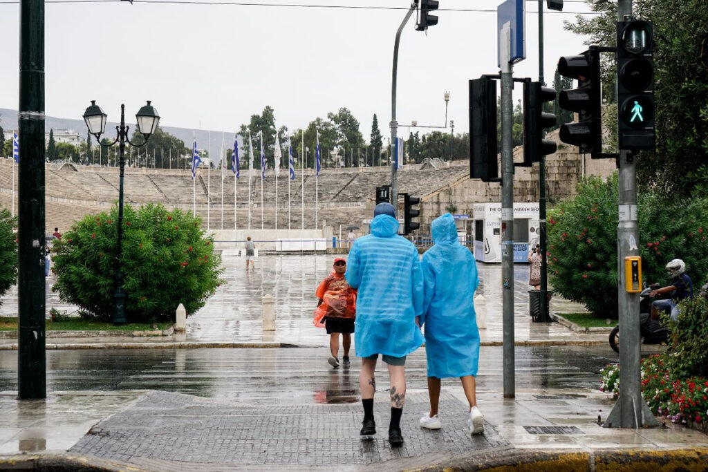 «Κλείδωσαν» οι καταιγίδες: Χαλάει ο καιρός, φεύγει η ζέστη