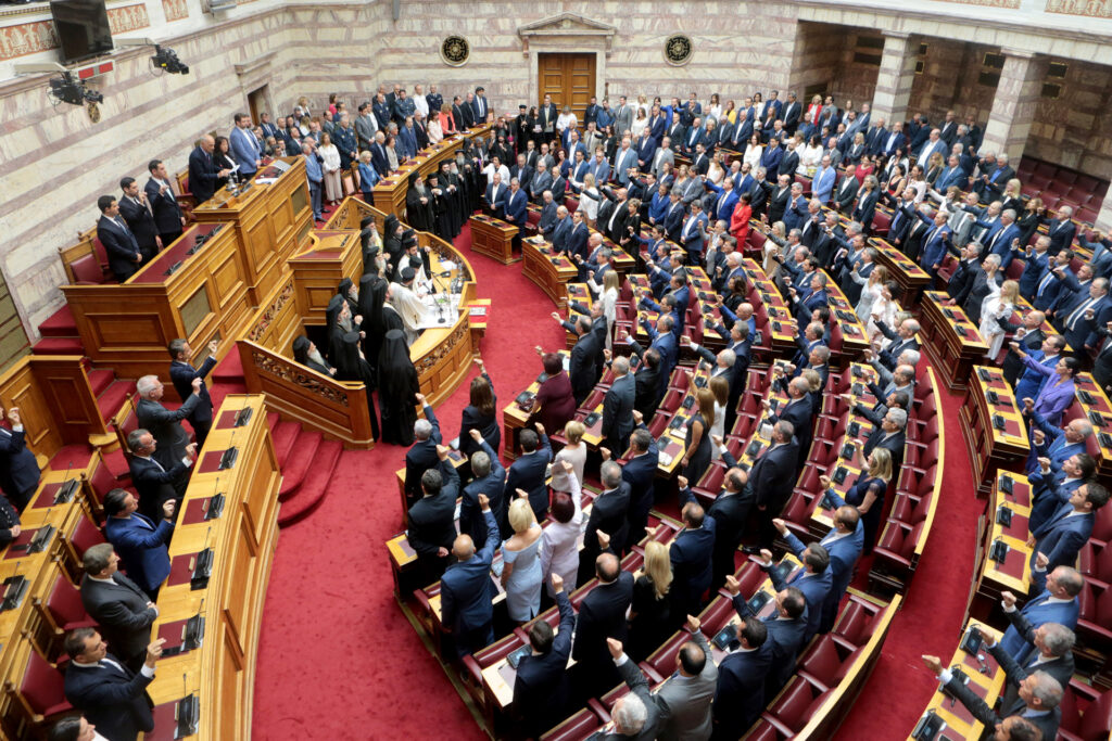 Ορκίστηκαν οι 300 της νέας Βουλής (Βίντεο)