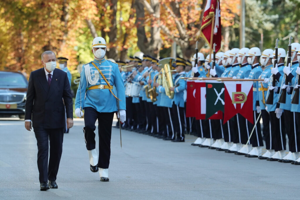 Το φιλί της ζωής στον Ερντογάν: Τα Ηνωμένα Αραβικά Εμιράτα δίνουν $10 δισ.