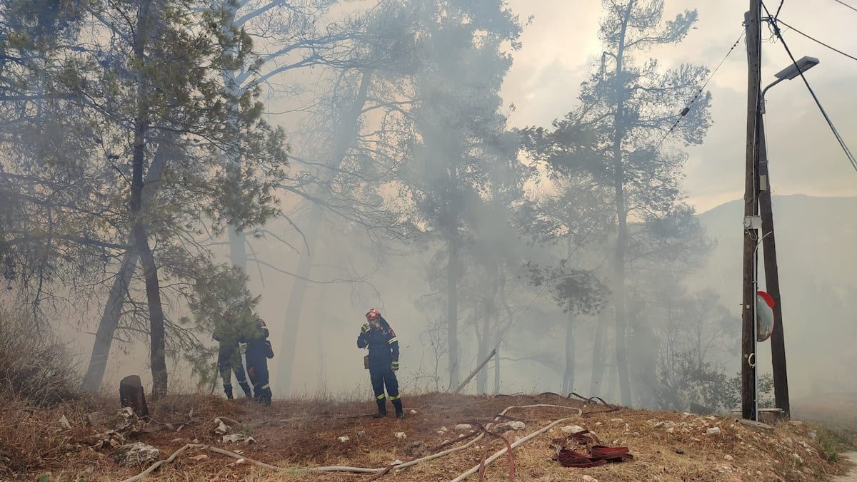 Σε ύφεση η φωτιά στη Σταμάτα – Συνεχίζουν τις ρίψεις τα εναέρια μέσα (Βίντεο)