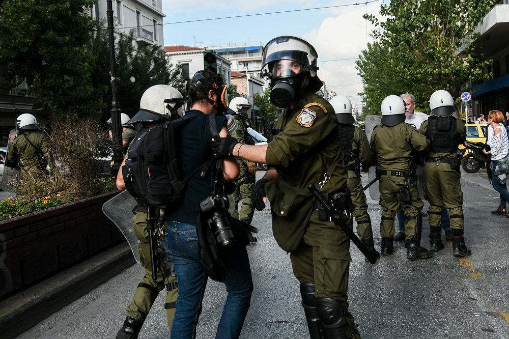 Πλειός: «Θεσμοθέτηση της παραβίασης της ελευθερίας του Τύπου»