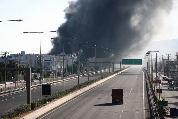 Φωτιά στη Μεταμόρφωση: Ανησυχία για το μαύρο νέφος στην Αττική