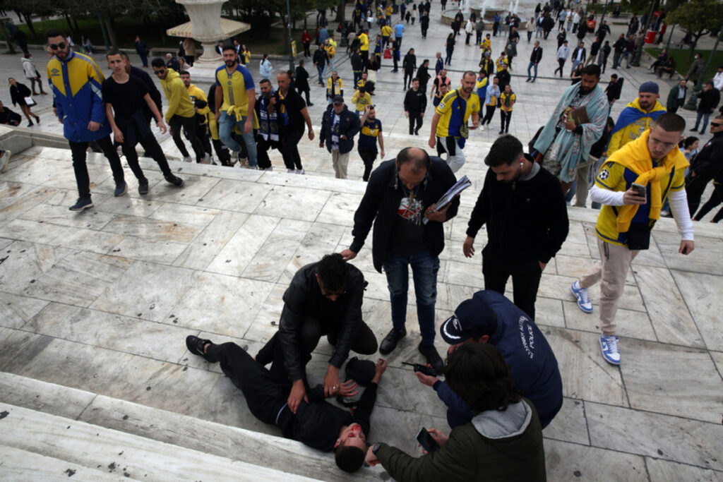 Σύνταγμα: Η στιγμή της επίθεσης των οπαδών της Μακάμπι Τελ Αβίβ στον άνδρα με παλαιστινιακή σημαία (Βίντεο)