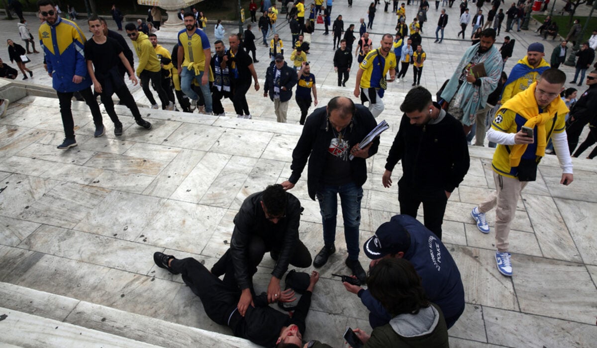 Σύνταγμα: Η στιγμή της επίθεσης των οπαδών της Μακάμπι Τελ Αβίβ στον άνδρα με παλαιστινιακή σημαία (Βίντεο)