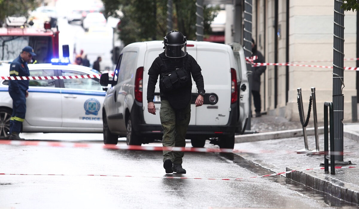 Έκλεισε η Μητροπόλεως – Συναγερμός για ύποπτο αντικείμενο