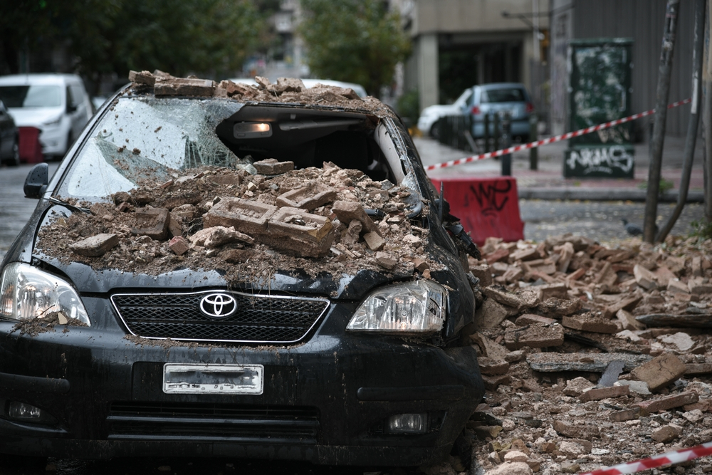 Μεταξουργείο: Κατέρρευσε στέγη από την κακοκαιρία – Καταπλάκωσε αυτοκίνητα