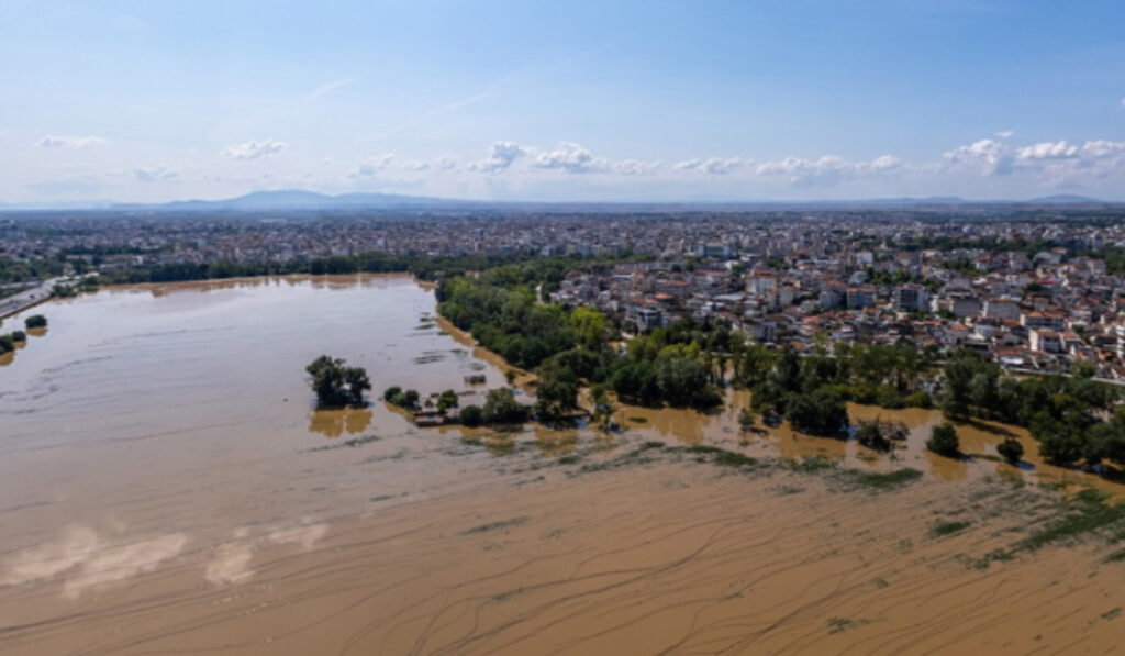 Ένας απέραντος βάλτος γύρω από τη Λάρισα – Συγκλονιστική εναέρια λήψη 360 μοιρών