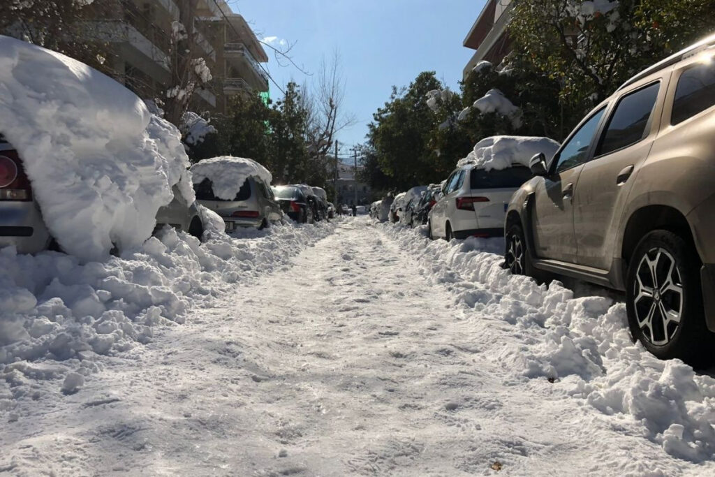 Απροσπέλαστοι οι δρόμοι, αποκλεισμένοι οι κάτοικοι – Φωτογραφίες από τους Δήμους της Αττικής