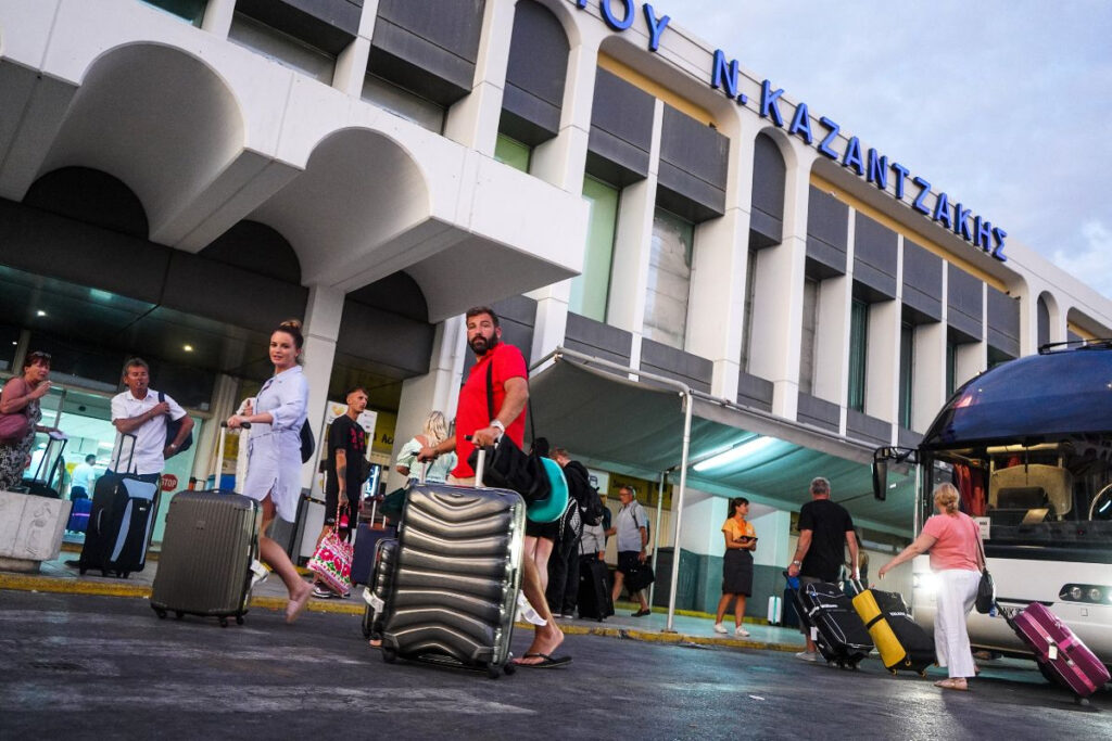 Χαμός σε πτήση με προορισμό τη Ρόδο – Έκανε φασαρία στο αεροπλάνο και συνελήφθη στην Κρήτη