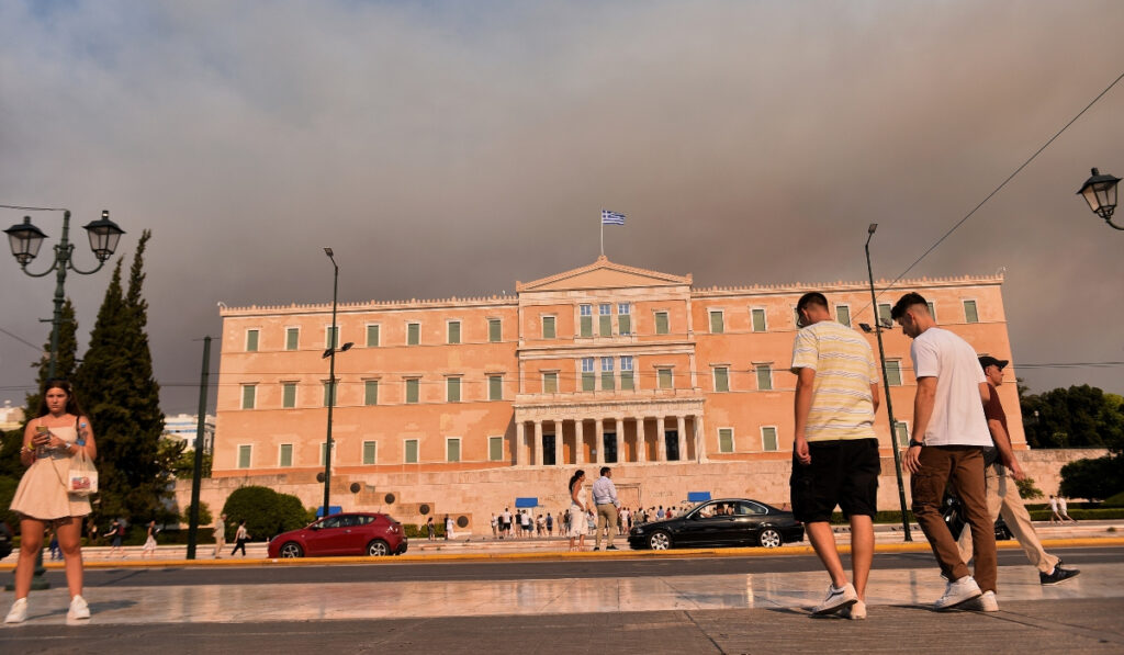 Κοπάζουν τα μελτέμια, ο καύσωνας επιστρέφει – Πολύ υψηλός κίνδυνος για φωτιά και σήμερα