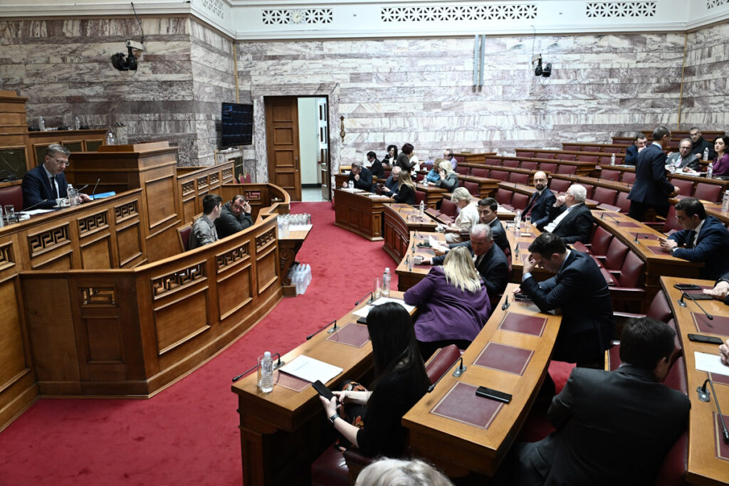 Άνω κάτω η Βουλή για τα ομόφυλα ζευγάρια – Ο αποκλεισμός της Ιεράς Συνόδου και η ατάκα για «γκέι ιερείς»