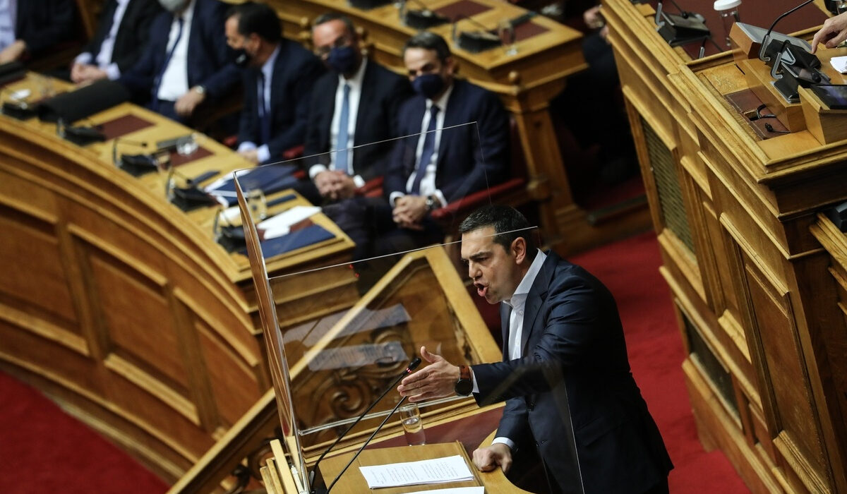 Τσίπρας – Μητσοτάκης: Μετωπική στη Βουλή μετά από 5 «αρνήσεις» και 1,5 μήνα απουσίας