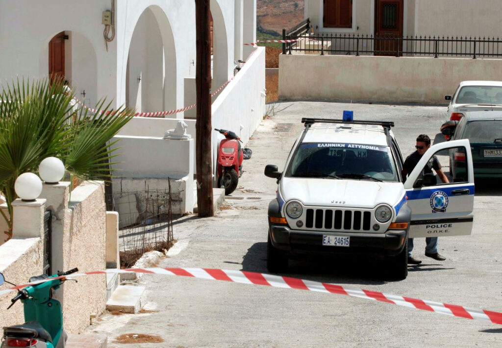 Άθλιες συνθήκες για τους αστυνομικούς στα νησιά – Στη Σαντορίνη «στοίβαξαν» 10 σε ένα δωμάτιο με μία τουαλέτα