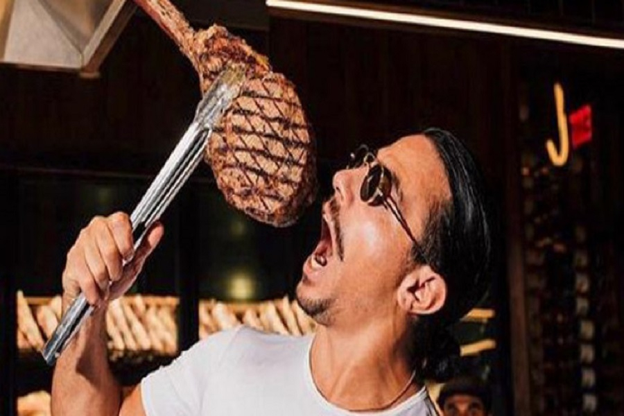 Salt Bae: Γιατί δεν κόπηκαν αποδείξεις στο εστιατόριο στη Μύκονο»