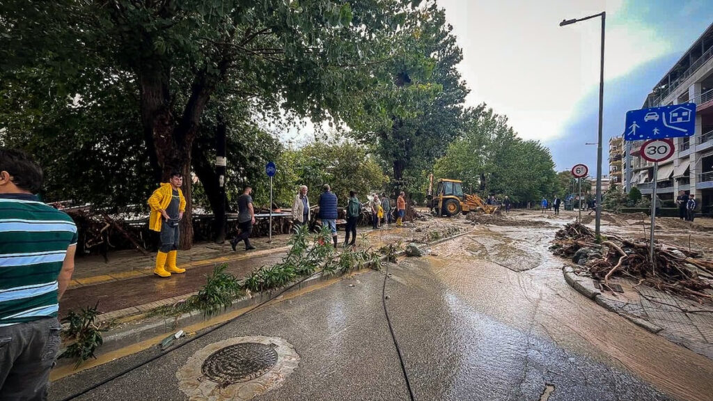 Βόλος: Συνεχίζεται η μάχη για τον καθαρισμό της πόλης – Χωρίς πόσιμο νερό οι κάτοικοι