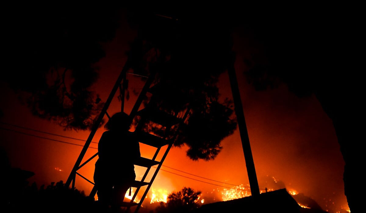 Εφιάλτης δίχως τέλος με τις φωτιές σε Ρόδο, Κάρυστο, Κέρκυρα – Νύχτα τρόμου με τις αναζωπυρώσεις