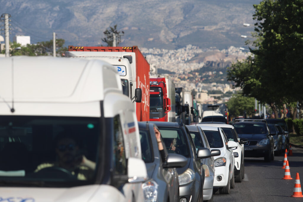 «Κόλαση» η λεωφόρος Βουλιαγμένης από την κίνηση – Καραμπόλα 6 οχημάτων