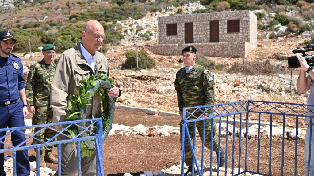 Ο Νίκος Δένδιας βρέθηκε στη Ρω – Κατέθεσε στεφάνι στο μνήμα της Κυράς της Ρω