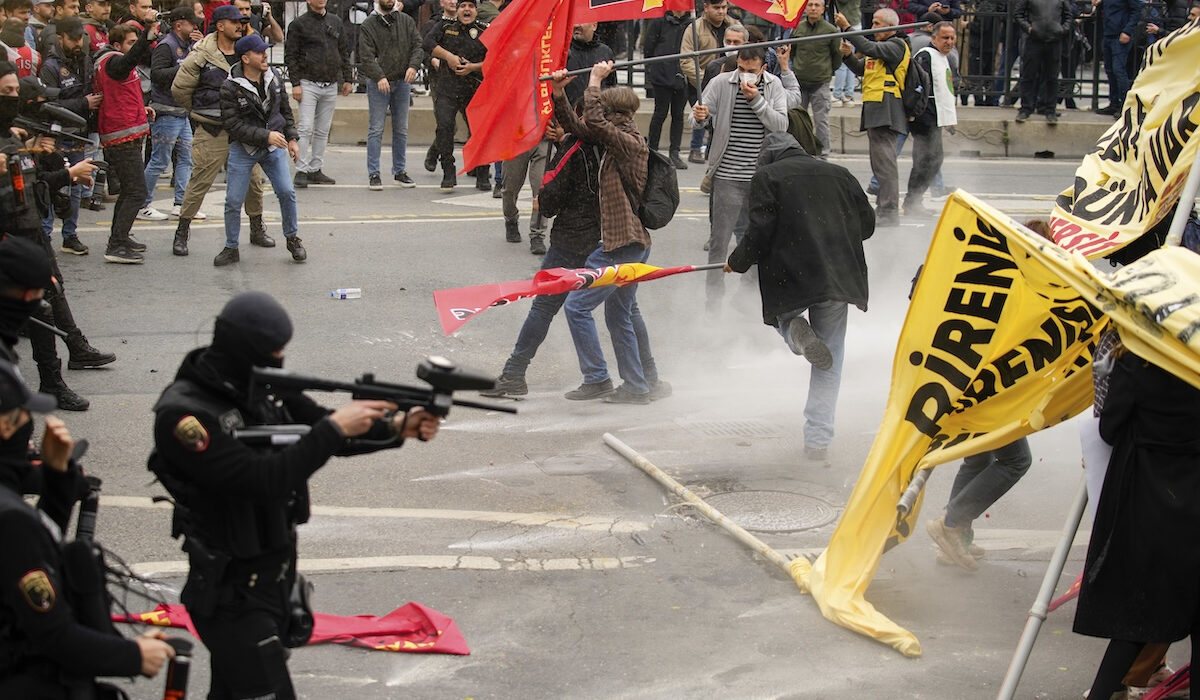 Τουρκία: Επεισόδια στην πορεία για την Πρωτομαγιά – Τουλάχιστον 210 συλλήψεις στην Κωνσταντινούπολη