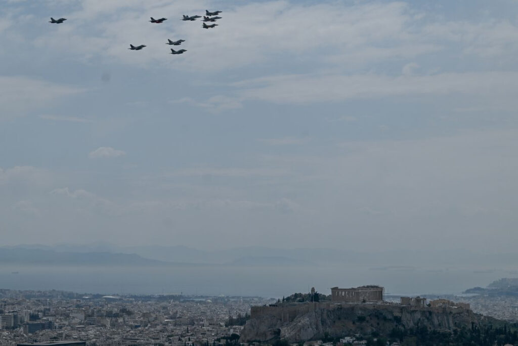 Στρατιωτικά αεροσκάφη πετούν πάνω από την Ακρόπολη σήμερα – Ο λόγος