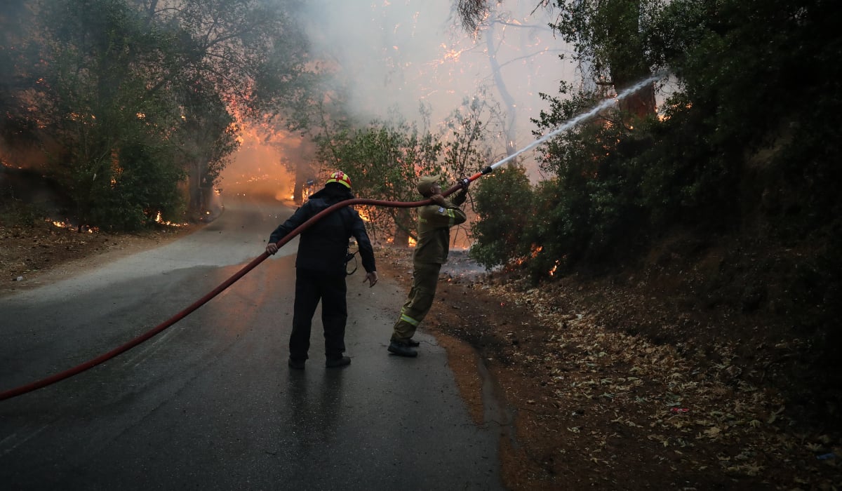 Φωτιές σε Βαρυμπόμπη και Εύβοια: Σε επιφυλακή ΕΚΑΒ και νοσοκομεία