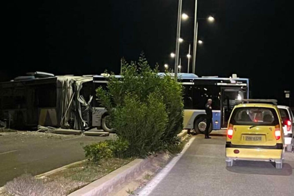 Απίστευτο τροχαίο στα Σπάτα με λεωφορείο «φυσαρμόνικα»