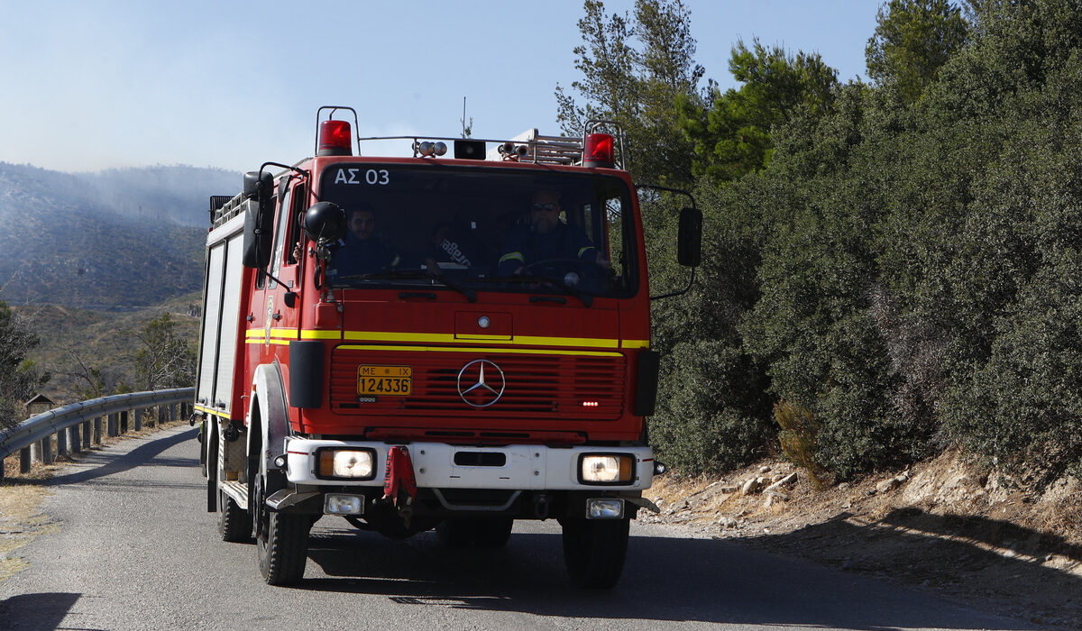 Φωτιά στην Εύβοια: Πυροσβεστικό όχημα έπεσε σε χαράδρα – Με τραύματα ο οδηγός