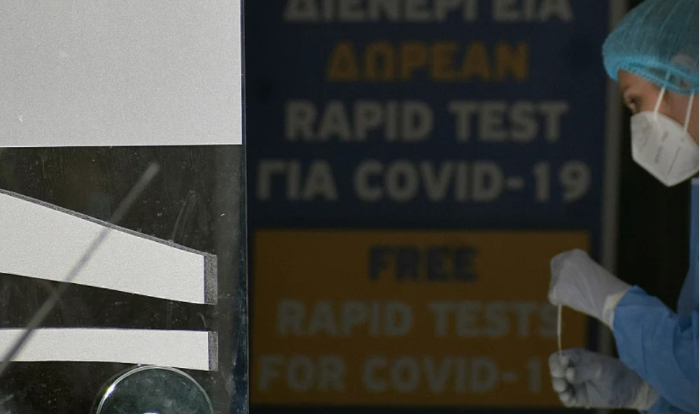 Θετικός στον κορονοϊό με rapid test ή μοριακό: Όσα πρέπει να κάνω