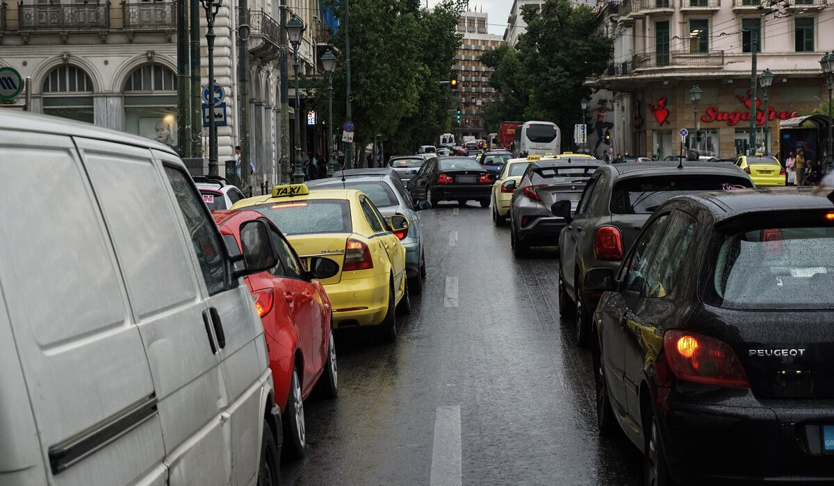 Κίνηση τώρα: Χάος στην Αθήνα από τη βροχή – Οι πιο μποτιλιαρισμένοι δρόμοι