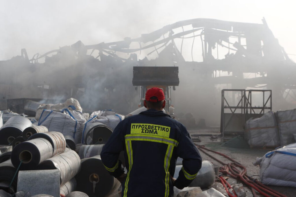 Πώς ξεκίνησε η φωτιά στο εργοστάσιο στην Κηφισιά – Τι ψάχνει η Πυροσβεστική