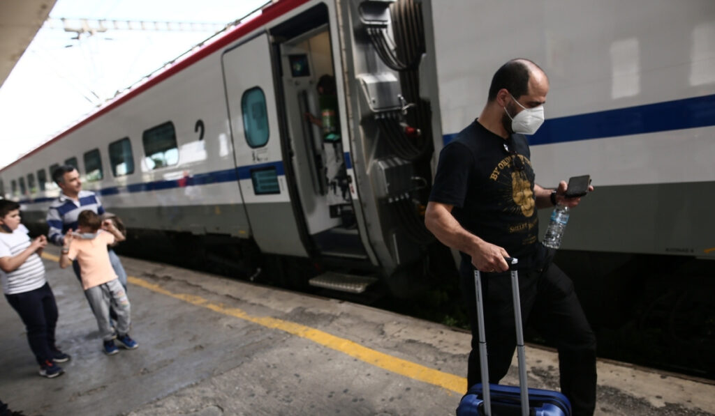 Ποιοι εκπαιδευτικοί δικαιούνται έκπτωση 50% στα τρένα