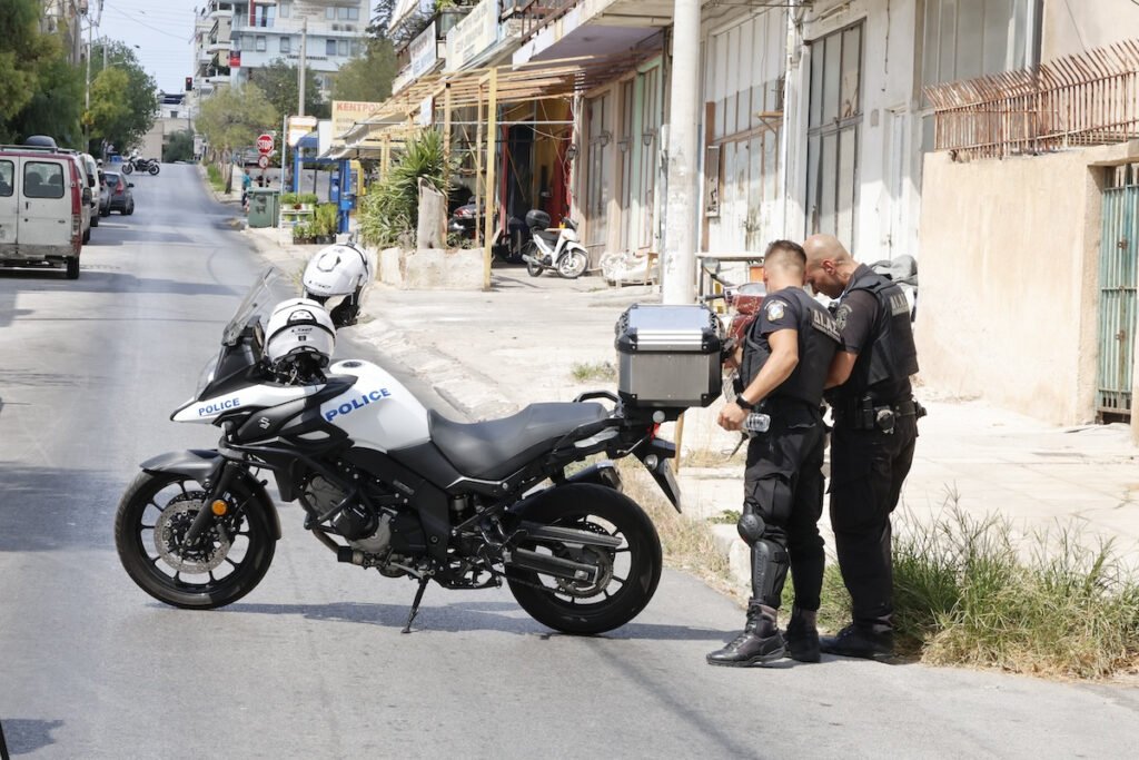 Συναγερμός στο Κερατσίνι: Η ΕΛ.ΑΣ. ψάχνει δύο άντρες που πέταξαν τσαντάκι με χειροβομβίδες (εικόνες, βίντεο)