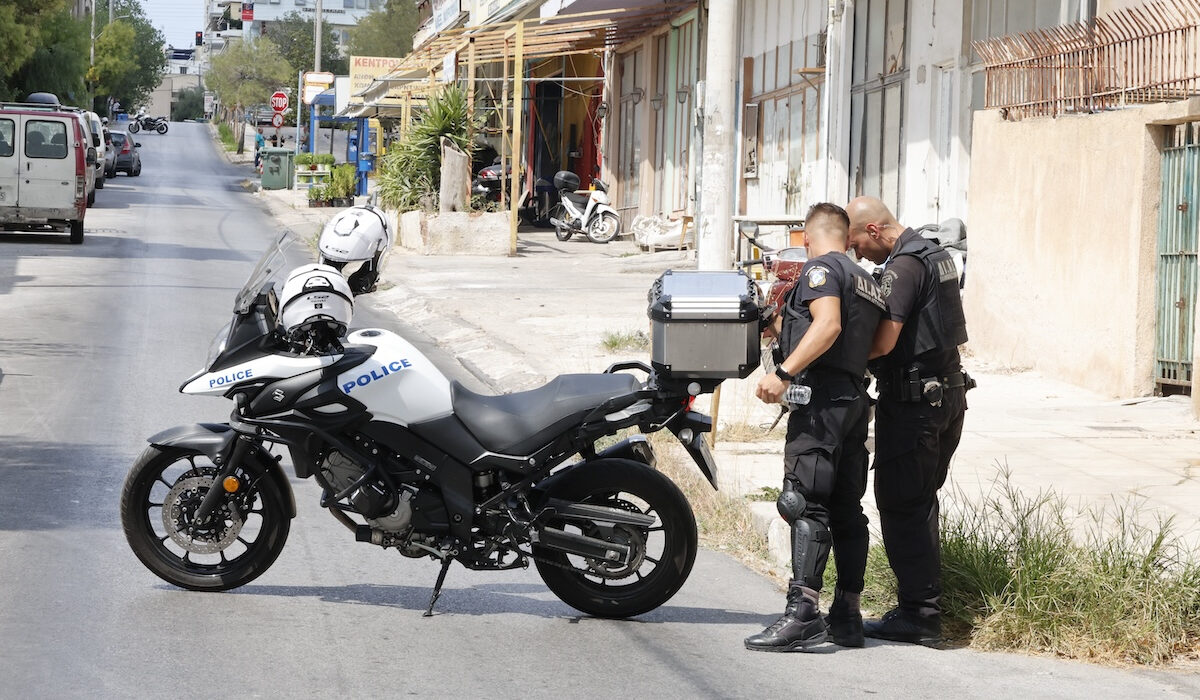 Συναγερμός στο Κερατσίνι: Η ΕΛ.ΑΣ. ψάχνει δύο άντρες που πέταξαν τσαντάκι με χειροβομβίδες (εικόνες, βίντεο)